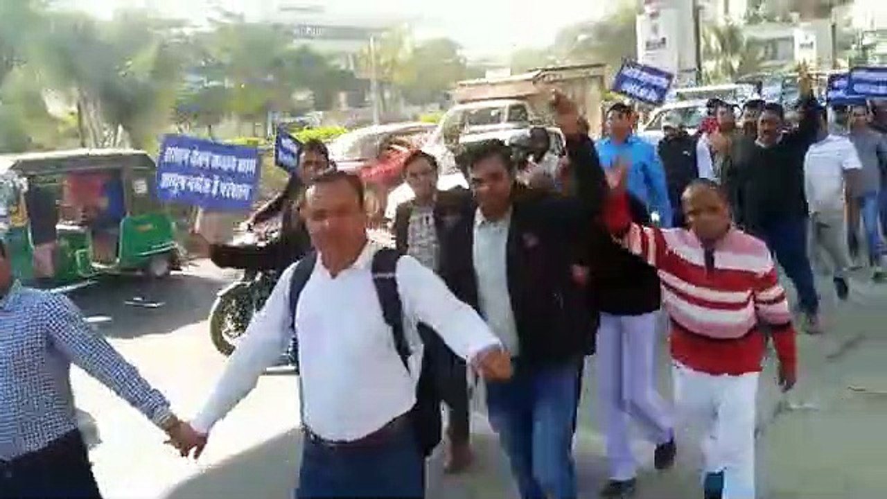 आयुष नर्सेज की सीएमओ में हुई वार्ता, आश्वासन के बाद खत्म किया धरना