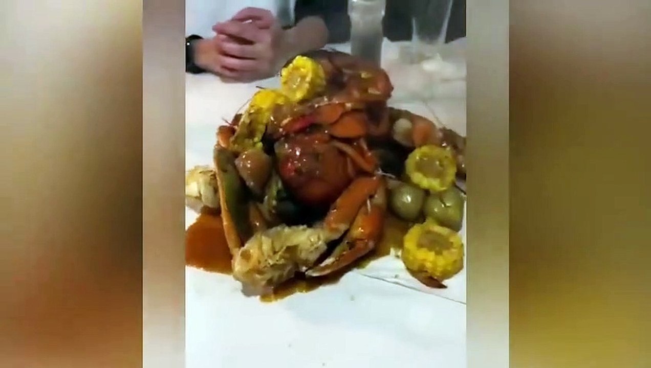 Sosyal medya bu olayı konuşuyor: Garsonun yaptığı sunum hayrete düşürdü