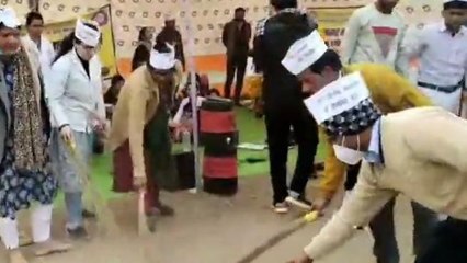 दमोह:सरकार मांग नहीं मानी तो झाड़ू लग जाएगी,देखें इन हड़तालियों की मीठी धमकी