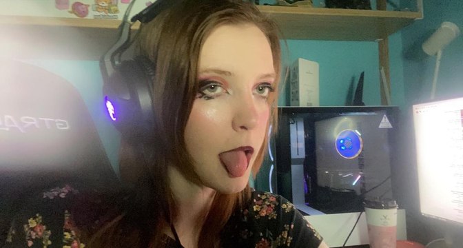 Adolescente com as pernas mais longas do mundo cria conta no OnlyFans