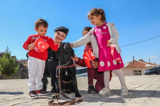 Siirt'te jandarmadan Güvenli Okul, Güvenli Gelecek Projesi kapsamında okul ziyareti