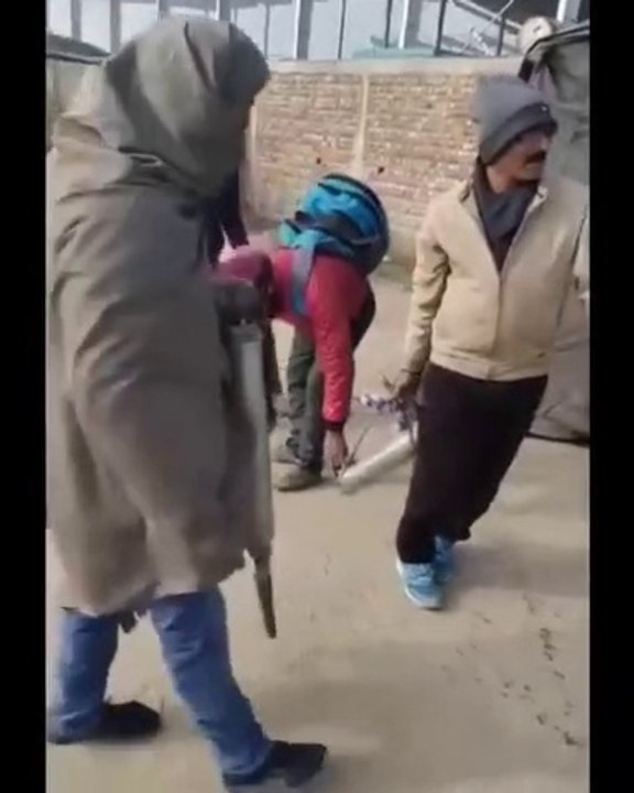 ਜ਼ੀਰਾ ਸ਼ਰਾਬ ਫੈਕਟਰੀ ਚੋਂ ਇਹ ਬੰਦੇ ਕੱਢ ਰਹਿ ਨੇ ਮੋਟਰਾਂ ਬਾਹਰ