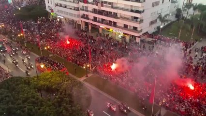 Maroc - Les fumigènes sortis à l'arrivée du bus dans le centre-ville