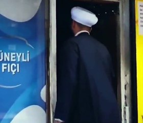 İslam'ı tebliğ ettiğini belirten şahıslara dükkan sahipleri tarafından bira ikram edildi.