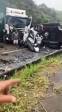 VÍDEO: Acidente envolve carros, caminhão e carreta com tanque inflamável