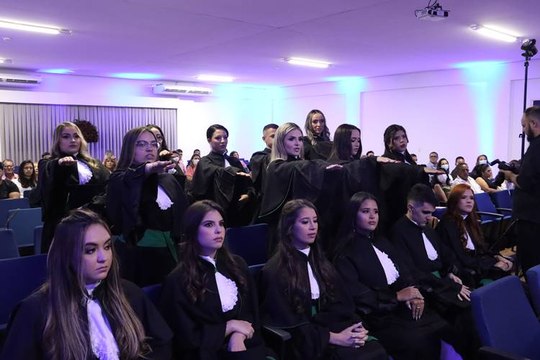 Colação de grau emociona alunos, professores e familiares no Centro Universitário Santa Maria