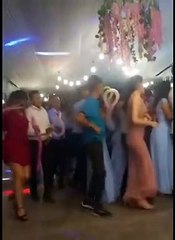 El suelo se cae durante la hora loca de una celebración