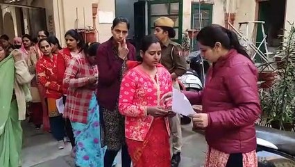 Télécharger la video: वरिष्ठ अध्यापक भर्ती परीक्षा, प्रवेश से पूर्व हुई कड़ी चैकिंग