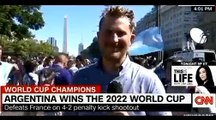 VIDEO: Aficionados argentinos impiden a periodista de CNN cubrir festejos en Argentina