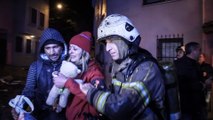Yangında mahsur kalan kadın itfaiye ekiplerince kurtarıldı