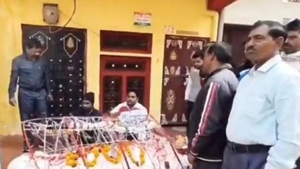 मुरैना:ठगी के आरोपी के दरवाजे पर अर्थी रखकर किया प्रदर्शन,जानिए क्या है पूरा मामला