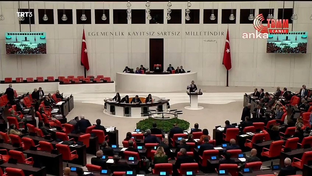 CHP’li Özgür Özel: Verilen sözler tutulmadan sene kapatılıyor, EYT’lilerin yeni yıla endişeyle girmelerini sağlayacak bir grup önerisi getirmişsiniz