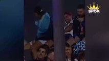 Bir taraftar kutlama sırasında Messi'ye oyuncak 'Ninja Kaplumbağa' attı