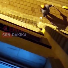Suriyeli, koltuk değnekli engelliyi sokak ortasında dövdü
