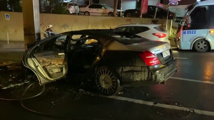 Kadıköy'de kaza yapan otomobil alev aldı