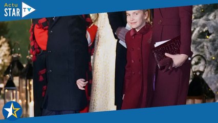 Charlotte et George tendrement embrassés par leur grand-père Charles III, doux moment de Noël immort