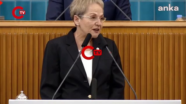 Meral Akşener, Melda Bayer'e rozetini taktı