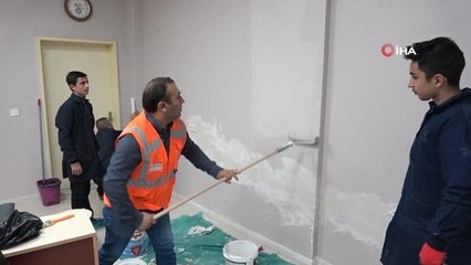 Liselilerin gönüllü 'tamir takımı' bu defa sınıf boyadı