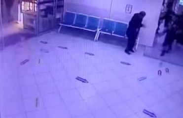 'ARACINI ÇEK' DİYEN GÜVENLİK GÖREVLİSİNİ, HASTANEDE YERE SEREN YUMRUK
