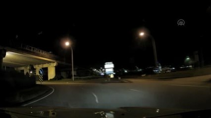 Köpeklerden kaçarken yola atlayan üniversiteli ezilmekten son anda kurtuldu