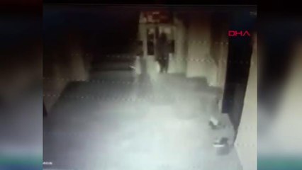 ÖNCE AYAKKABILARI SONRA GÜVENLİK KAMERASINI ÇALDILAR
