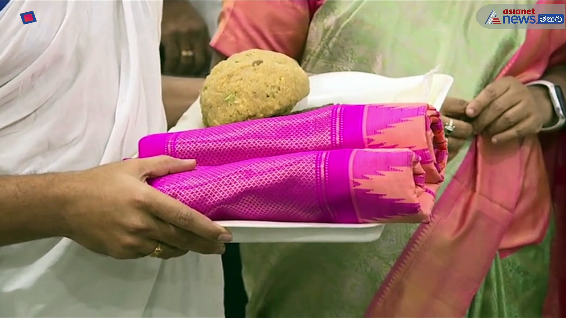 ఘనంగా జగన్ పుట్టినరోజు వేడుకలు... ప్రేమగా తిరుపతి లడ్డూ తినిపించిన చిన్నమ్మ