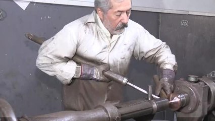 Çelik uçlu kalemlerle bakıra şekil veriyorlar