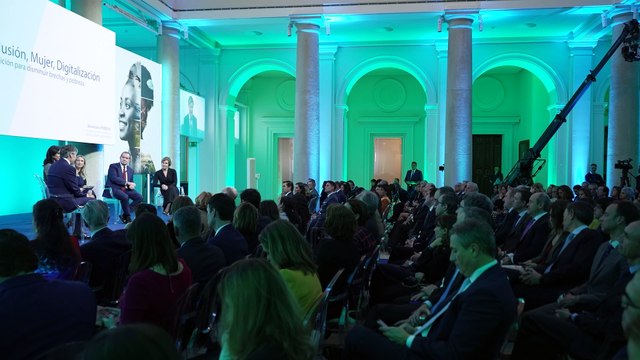 La Reina preside el 15 aniversario de la Fundación Microfinanzas BBVA