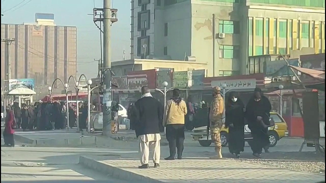 Afghanischen frauen wird zugang zu universitäten verwehrt