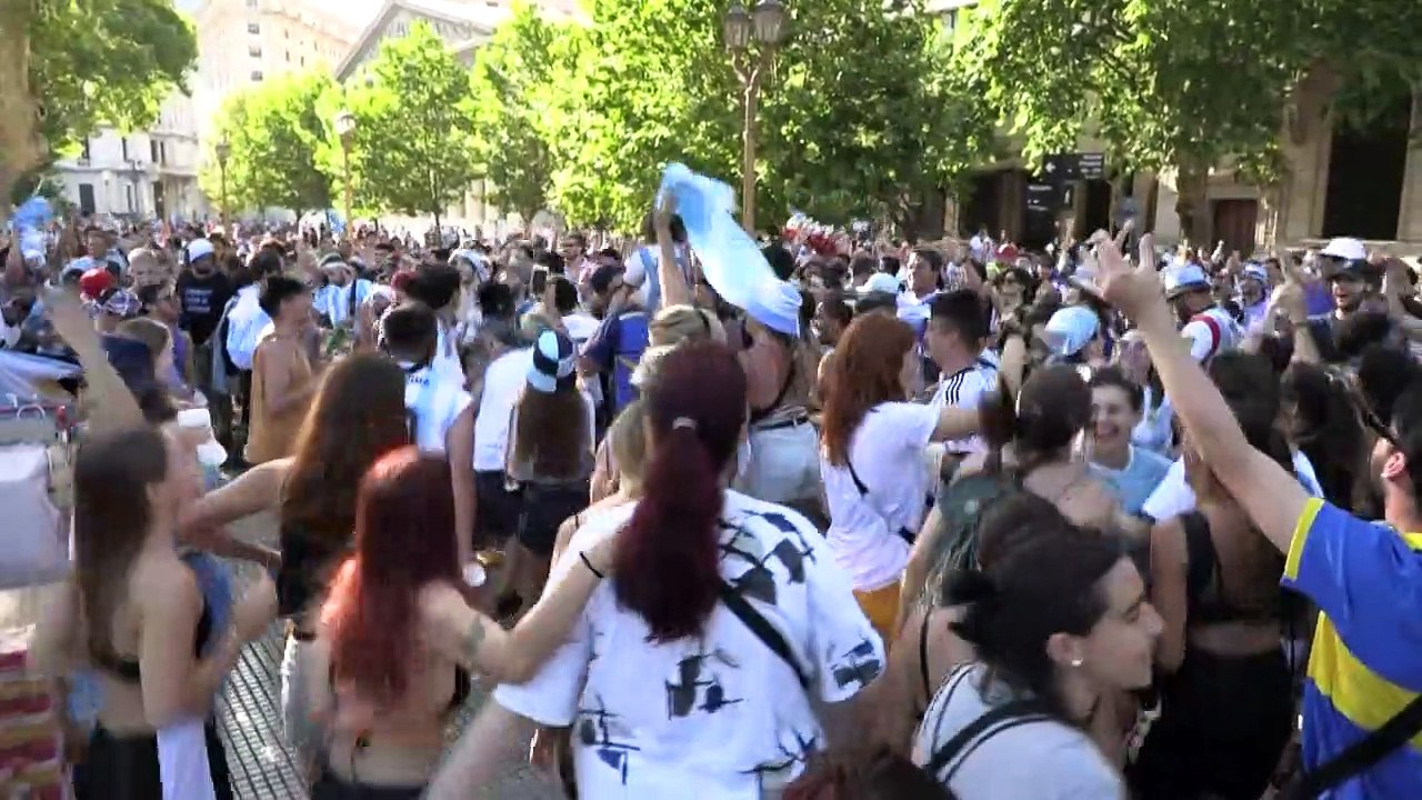 Zu ekstatisch gefeiert - Messis Siegestour abgebrochen