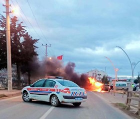 Seyir halindeyken alev alan otomobil yandı