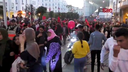 ركض وأهازيج تصدح.. أمواج بشرية تلاحق حافلة الأسود في مشهد استثنائي