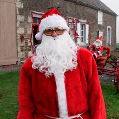 Depuis 16 ans, Michel décore son jardin avec des pères Noël