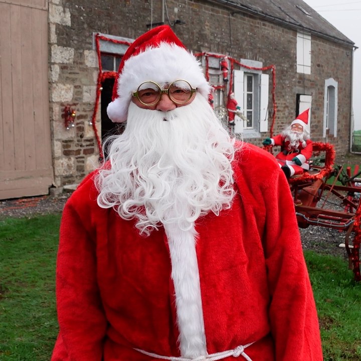 Depuis 16 ans, Michel décore son jardin avec des pères Noël