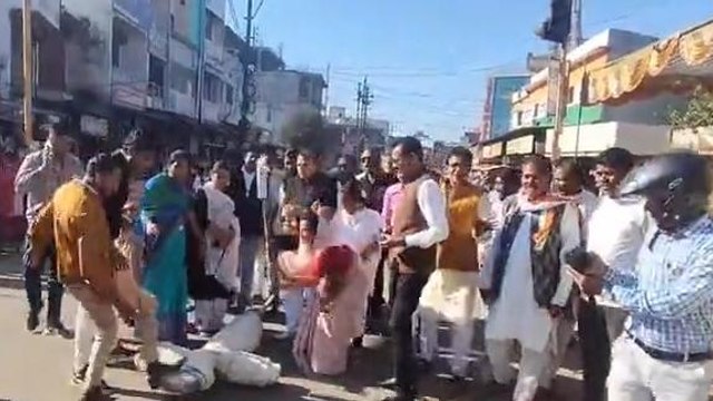 बालाघाट:कांग्रेसियों ने पहले जमकर पीटा फिर फूंक दिया पुतला