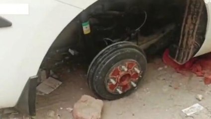 गाजियाबाद: चोरों का अजीब कारनामा, ईंटों पर खड़ी कर गए कार चोर चुरा ले गए चारों टायर