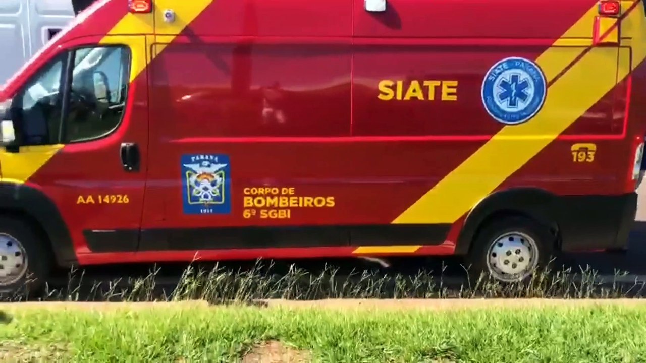 Condutor fica preso entre as ferragens após acidente na PR-323, em Umuarama