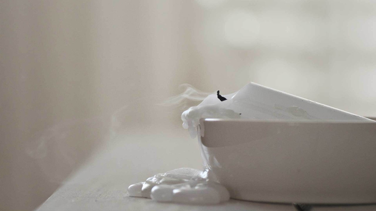 Kerzenwachs entfernen: Mit diesen Methoden geht es ganz einfach