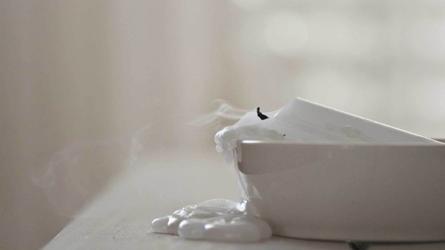 Kerzenwachs entfernen: Mit diesen Methoden geht es ganz einfach