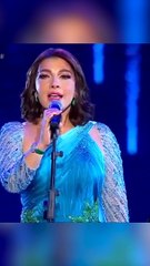 مطربة تتحول إلى نسخة من زوجة مغني شهير