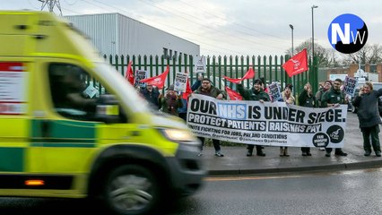 Скачать видео: More than 10,000 ambulance drivers and staff in England and Wales go on strike