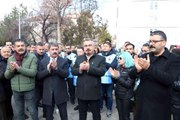 Eğitim sendikalarından öğretmenin darp edilmesi ve öğrencilere sigara satışına alkışlı protesto