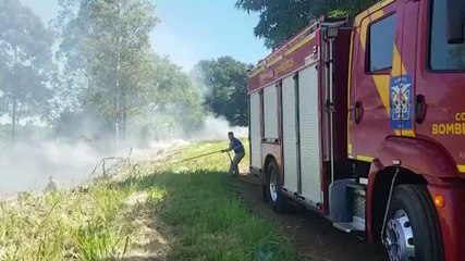 Corpo de Bombeiros combate incêndio no Claudete