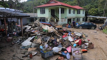 下载视频: Al menos cinco muertos y 70.000 desplazados por inundaciones en Malasia