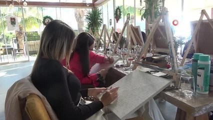 Hayallerini ve hedeflerini tuvallere çizerek arkadaş oluyorlar