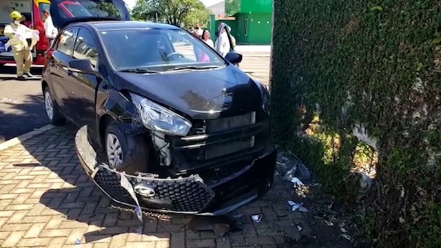 Três carros se envolvem em forte colisão no Centro de Cascavel