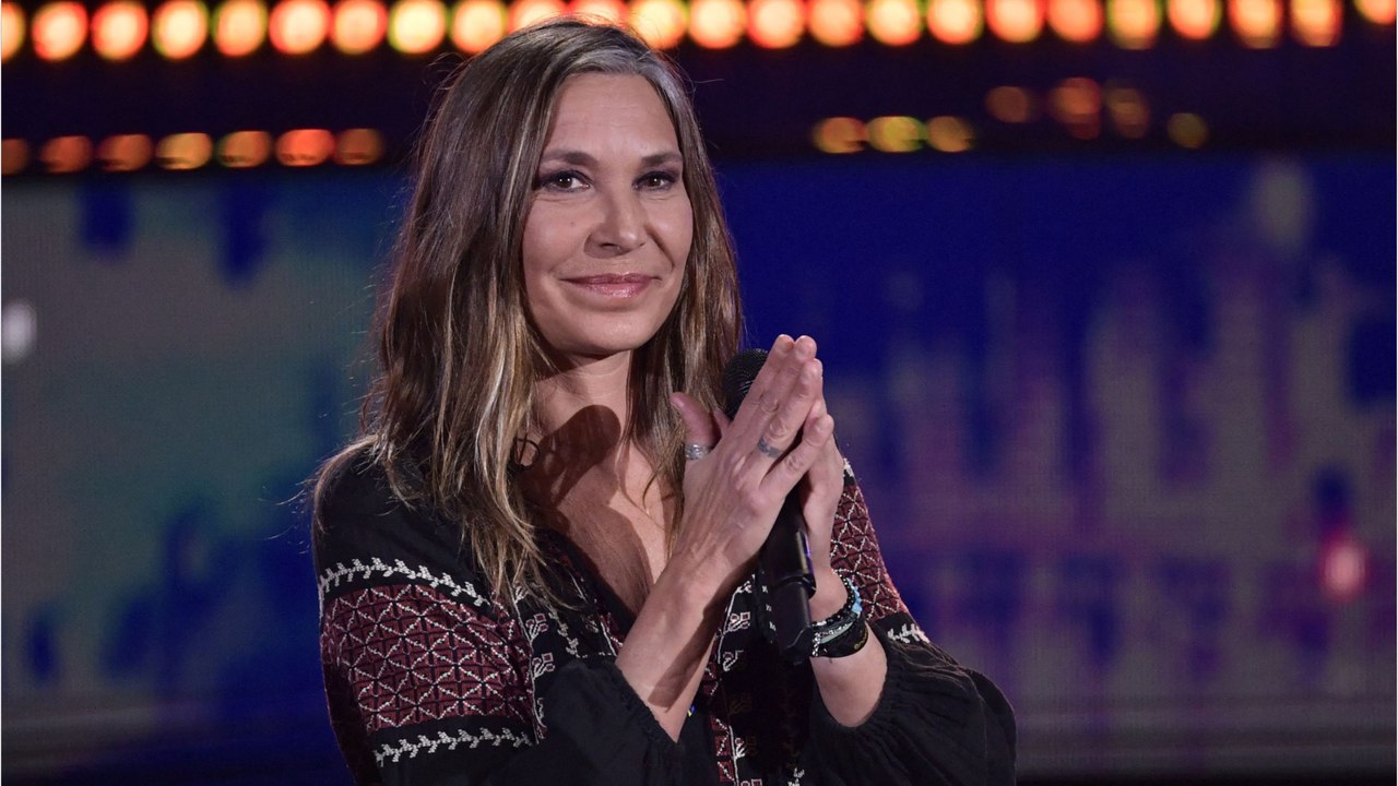 GALA VIDÉO - Zazie et ses cheveux blancs : son coup de gueule contre “les haineux qui se déchaînent sur les réseaux sociaux”