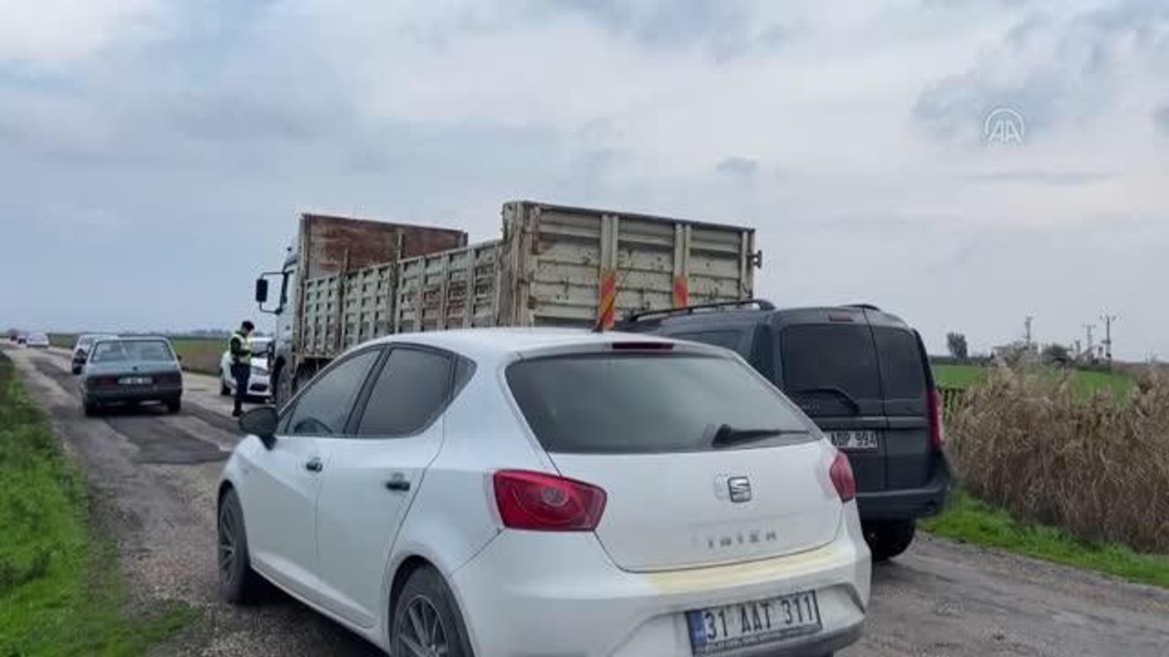 Kamyona çarpan otomobilin sürücüsü yaralandı
