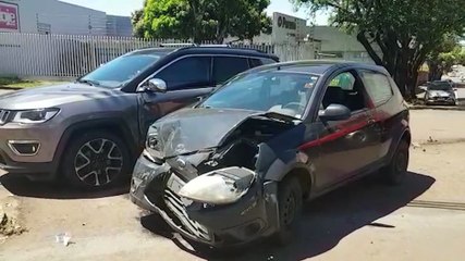 Compass e Ford Ka se envolvem em colisão na Rua Rio Grande do Sul
