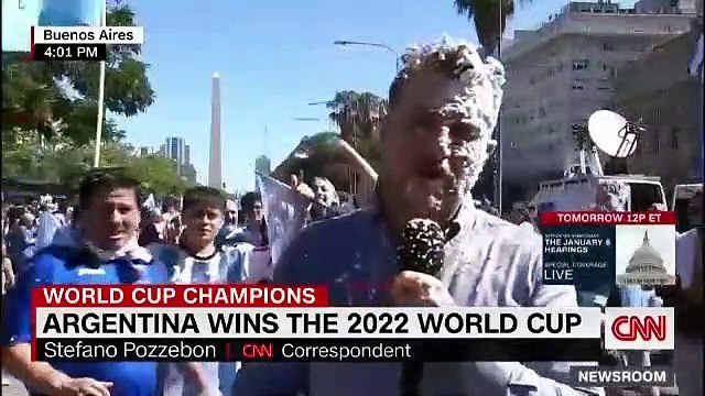 Periodista terminó bañado en espuma cuando transmitía en vivo desde Buenos Aires